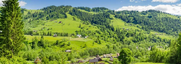 Panorama horské vesničce v údolí v Karpatské horsk — Stock fotografie