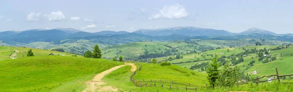 Panorama horské vesničce na svazích Karpat horsk — Stock fotografie