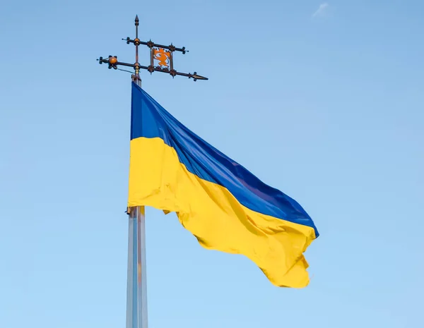 Bandera de Ucrania ondeando en el viento en el Castillo Alto de Lviv — Foto de Stock