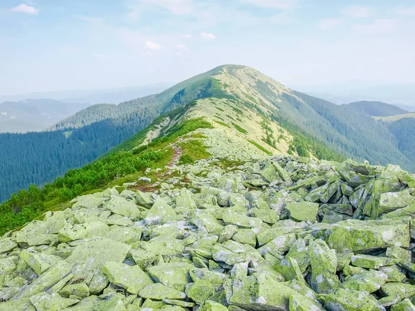 Top van de bergkam met stenen placer in de Karpaten — Stockfoto