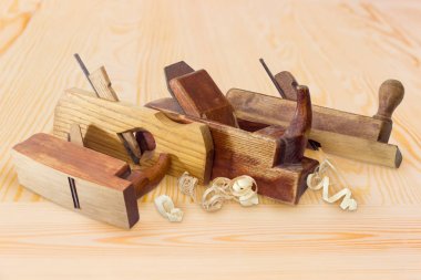 Birkaç eski ahşap el farklı amaçları ahşap sörf uçakları