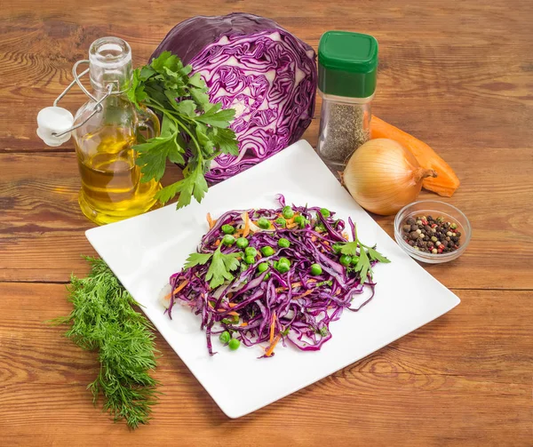 Salade de chou rouge haché et plusieurs ingrédients de base — Photo