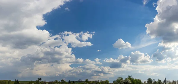 Sfondo del cielo con nuvole cumulo in primavera — Foto Stock