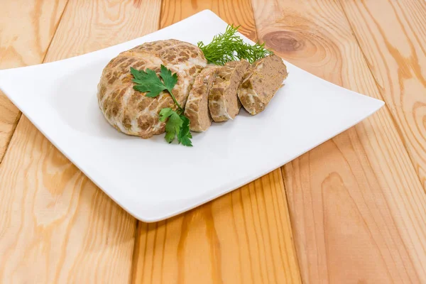 Печёная нарезанная свиная печень паштет на тарелке крупным планом — стоковое фото
