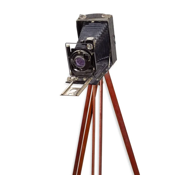 Gammal kamera med bälg på trä stativ på vit bakgrund — Stockfoto
