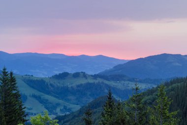 Dağ sırtları Karpatlar ormanda zamanlarda kaplı