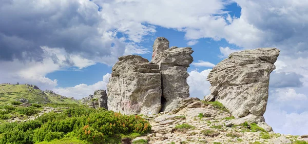 Afloramientos rocosos en la cresta de la cordillera de los Cárpatos — Foto de Stock