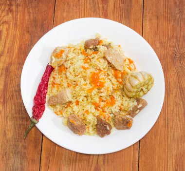 Pilav ile çanak üstten görünüm ahşap yüzey üzerinde