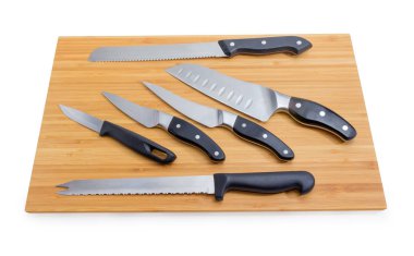 Bambu kesme tahtası üzerinde birkaç farklı mutfak bıçakları