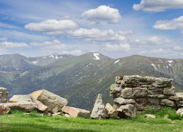 Vista de la gama Chornohora desde el pico Pip Ivan en Cárpatos —  Fotos de Stock