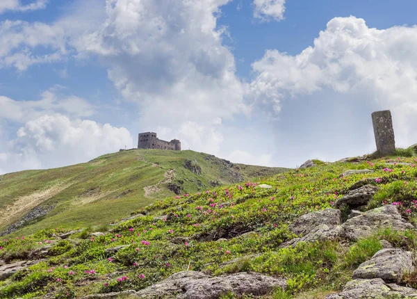 Ruines du vieil observatoire au sommet de la montagne des Carpates — Photo