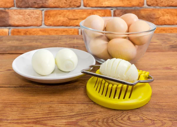 Яєчний нарізка і варені яйця на старому сільському столі — стокове фото