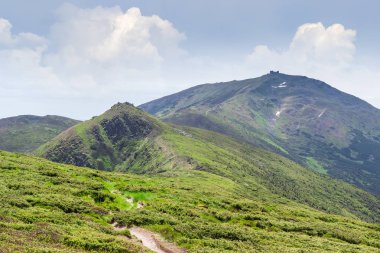 Dağ tepe ile Karpatlar üstte eski Gözlemevi