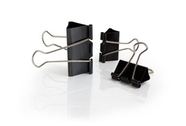 Üç cildi farklı boyutlarda beyaz bir arka plan üzerinde klipler