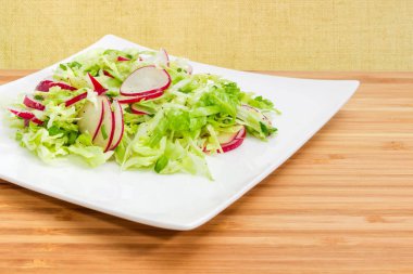 Seçici odak, sebze salatası closeup ile çanak parçası