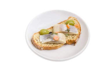 Salamura ringa balığı, zeytin ve kahverengi filizlenmiş ekmek ile açık sandviç