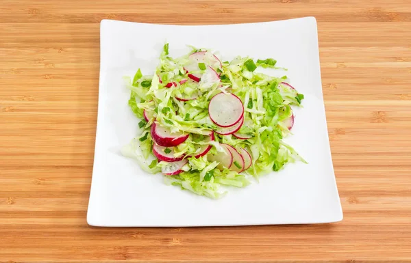 Ensalada de primavera de verduras frescas en rodajas en el plato blanco —  Fotos de Stock