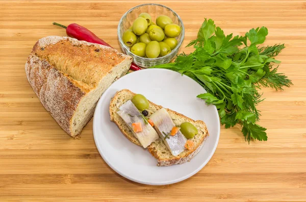 Salamura ringa balığı filetosu ve bazı maddeler ile açık sandviç