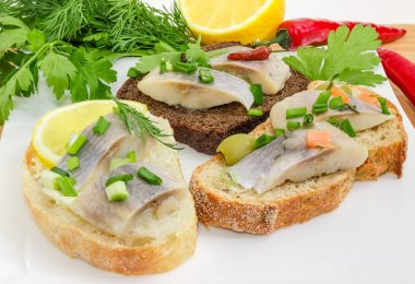 Salamura ringa balığı filetosu tabak portre üzerinde çeşitli açık sandviçle