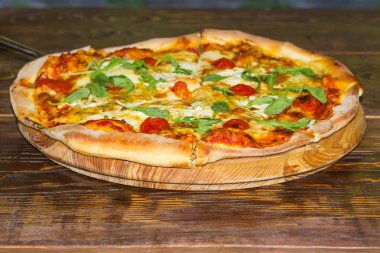 Seçici odak eski rustik masa üzerinde pişmiş pizza