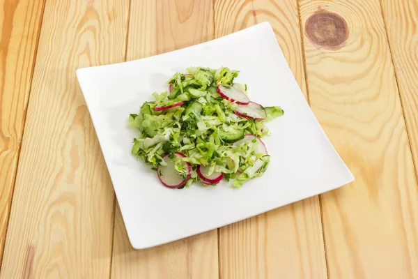 Salada de primavera de legumes frescos fatiados no prato branco — Fotografia de Stock