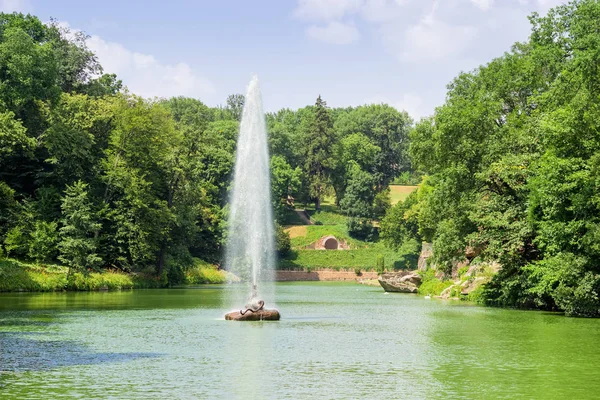 Untere Teich und Brunnen "Schlange" in Arboretum sofiyivka, uman, Ukraine — Stockfoto