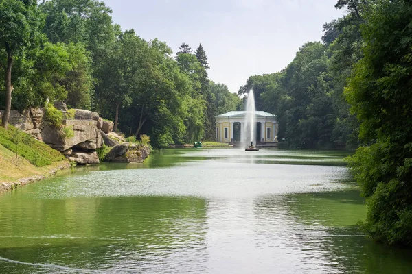 Staw, fontanna i pawilon w arboretum Sofiyivka, Uman, — Zdjęcie stockowe
