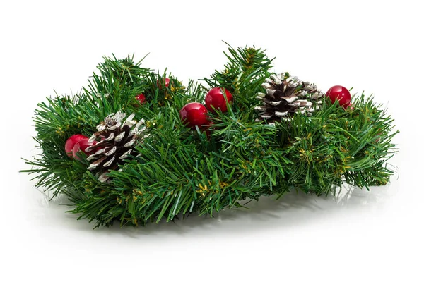 用人造圣诞树树枝制成的圣诞花环 — 图库照片