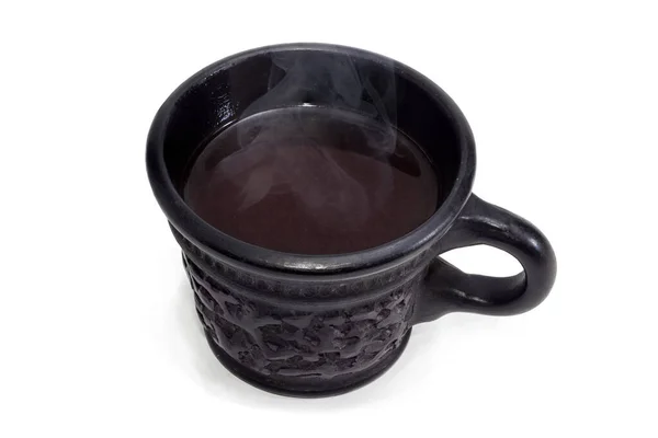 Zwarte koffie in zwarte keramische beker op een witte achtergrond — Stockfoto