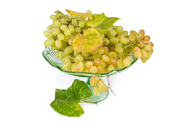 Виноградные кластеры Султана с листьями на винтажной вазе с фруктами — стоковое фото