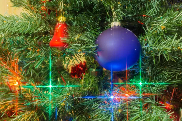 Фрагмент штучної ялинки з прикрасами та різдвяними вогнями — стокове фото