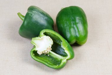 Kumaş yüzeyinde taze yeşil dolma biber.