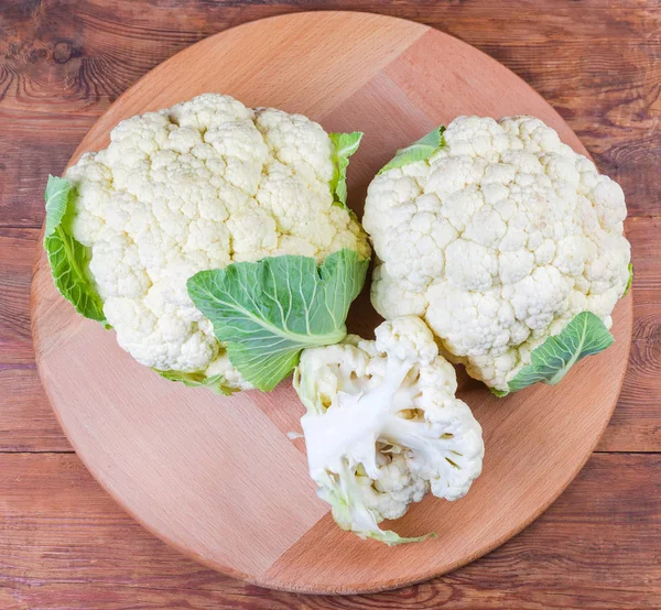 Top view of fresh cauliflower on the wooden serving board — Stock Photo, Image