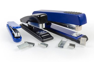 Kağıt zımbaları farklı boyutlarda ve metal zımbalar.