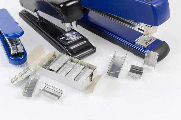 Grampos de metal para os grampeadores de papel contra vários grampeadores — Fotografia de Stock