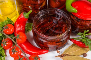 Kavanozda zeytinyağında kurutulmuş domatesler yakın çekim malzemeleri arasında.