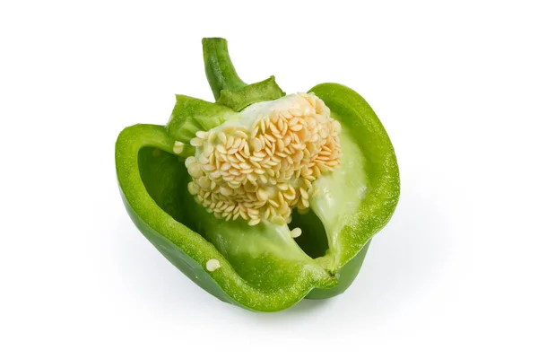 Pimenta verde cortada ao meio com sementes no interior — Fotografia de Stock