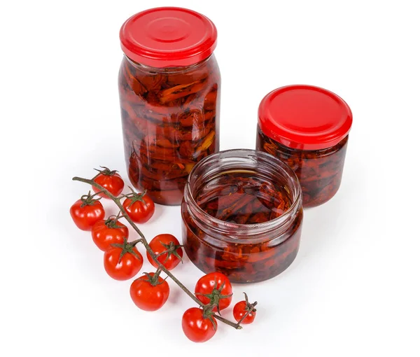 Tomates séchées à l'huile d'olive dans différents pots, tomates fraîches — Photo