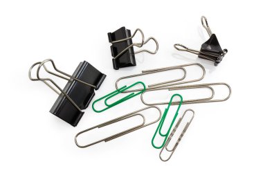 Bağlayıcı ataçlar ve geleneksel ataçlar farklı boyutlarda, üst görünüm