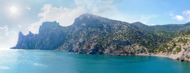 Dik kayalıklarla deniz kıyısının panoramik manzarası