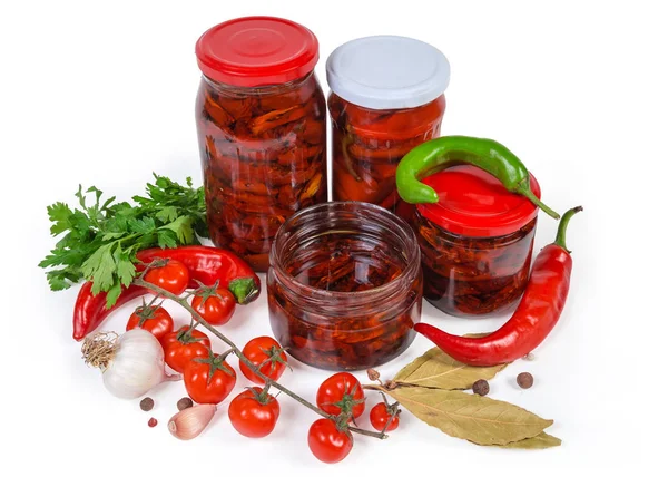 Tomates séchées au soleil à l'huile, chili en conserve dans des bocaux en verre, ingrédients — Photo
