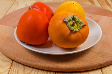 Ahşap yüzeyde farklı meyveler var.