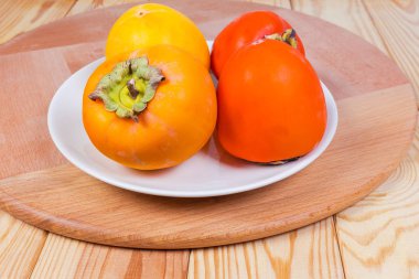 Tahta servis tahtasının üzerinde meyveler yakın plan.