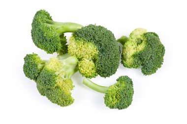 Beyaz arka planda taze brokoli dalları