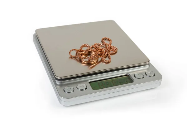 Professional digital table scales and gold jewelry on them close-up — Stock Photo, Image