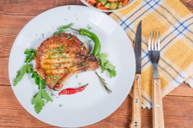 Tavada, çatalda, bıçakta domuz filetosu.