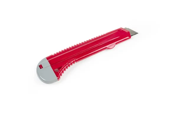 Cuchillo cortador de papelería de oficina rojo sobre fondo blanco —  Fotos de Stock