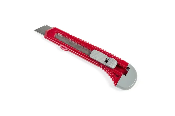 Cuchillo cortador de papelería de oficina rojo sobre fondo blanco — Foto de Stock