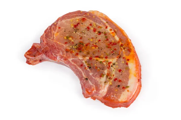 Lomo de cerdo en vinagre sin cocer, picado con hueso sobre fondo blanco — Foto de Stock