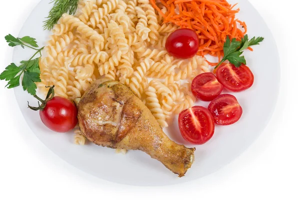 Jambe de poulet frit avec pâtes en spirale cuites, légumes, vue sur le dessus — Photo